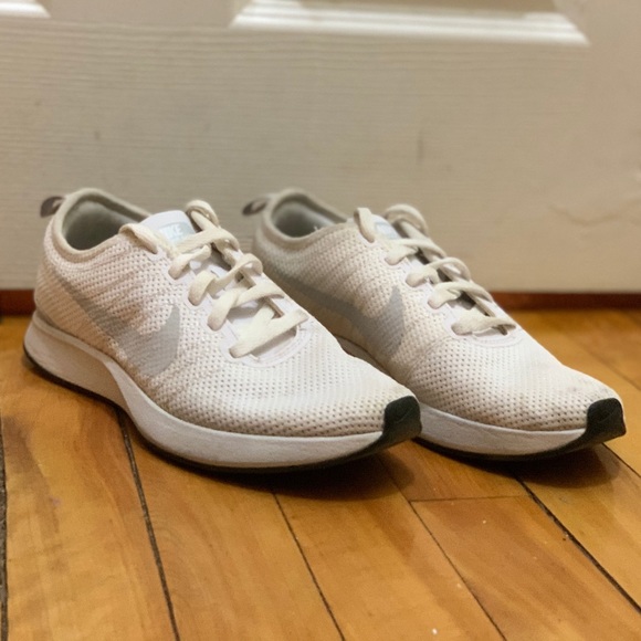 White Nike Shoes SIZE 6 - Picture 1 of 3